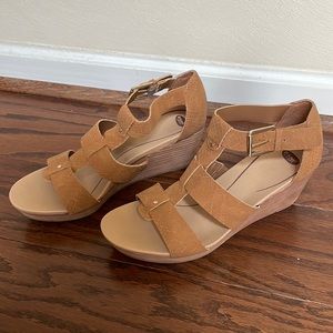 Excellent condition Dr. Scholls 8M wedge sandals—Barton style